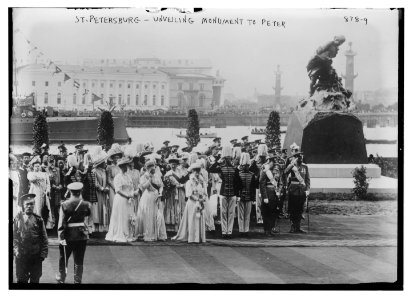 Spectators at unveiling of monument to Peter, St. Petersburg LCCN2014684212