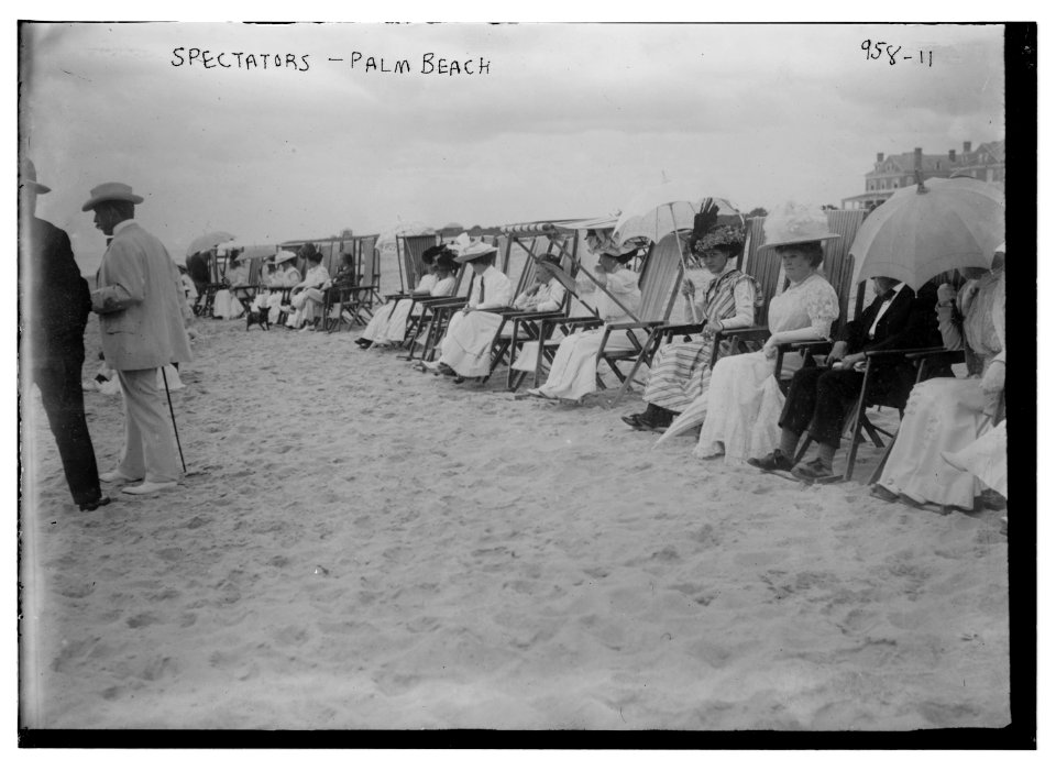 Spectators on beach for motor boat races, Palm Beach LCCN2014684507
