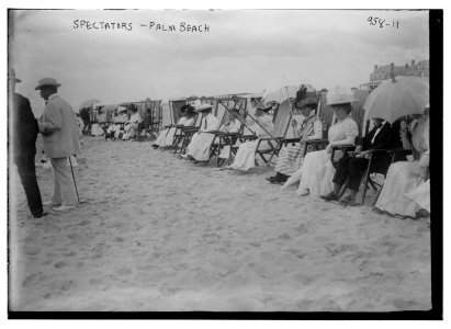 Spectators on beach for motor boat races, Palm Beach LCCN2014684507