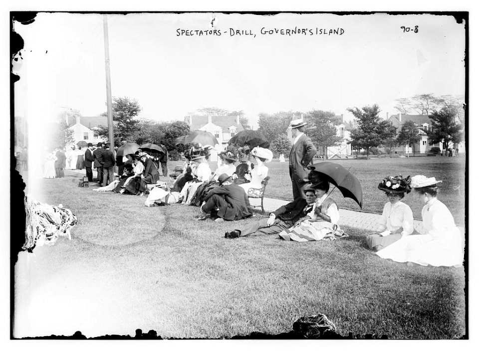 Spectators - Drill, GovernorÆs Island LCCN2014696562