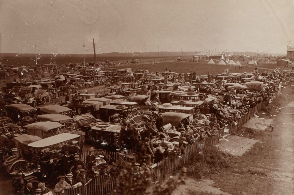 Spectateurs au bord du circuit du GP de France automobile 1907 (Dieppe)