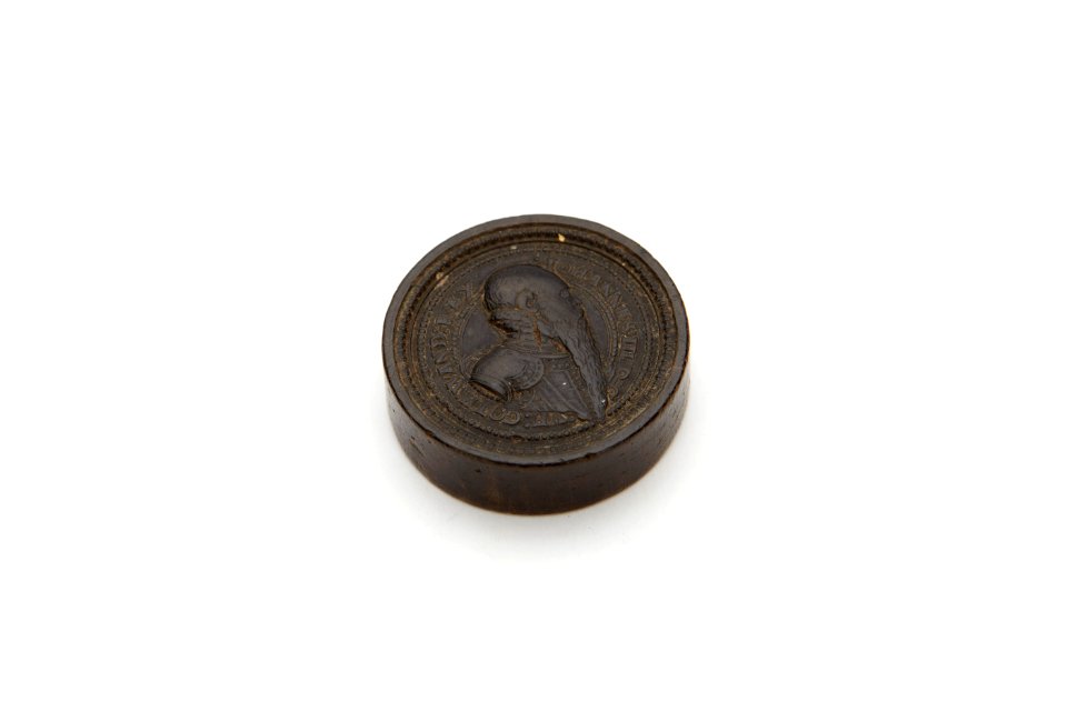 Spelbricka av svarvat trä med på åtsidan utskuren bild av Johan III - Skoklosters slott - 92258