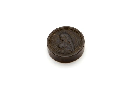 Spelbricka av svarvat trä med på åtsidan utskuren bild av Johan III - Skoklosters slott - 92258