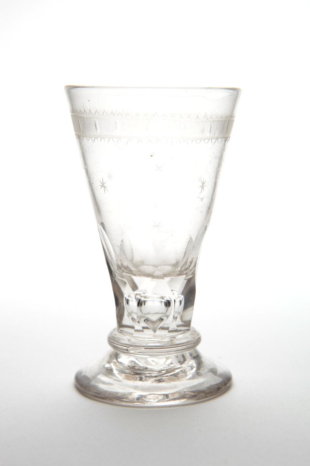 Spetsglas med strödda graverade stjärnor, från omkring 1800 - Skoklosters slott - 93508