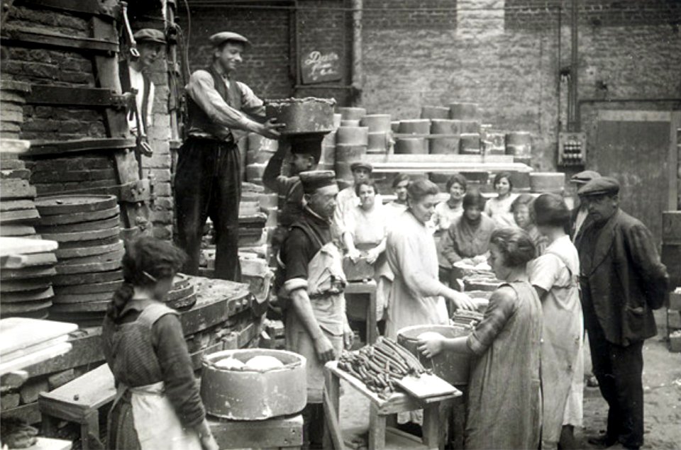 Sphinxfabriek Maastricht, inladen aardewerk