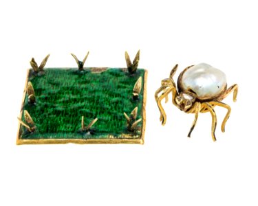 Spindel med gräsmatta av guld med pärla och emalj, 1700-tal - Hallwylska museet - 110310