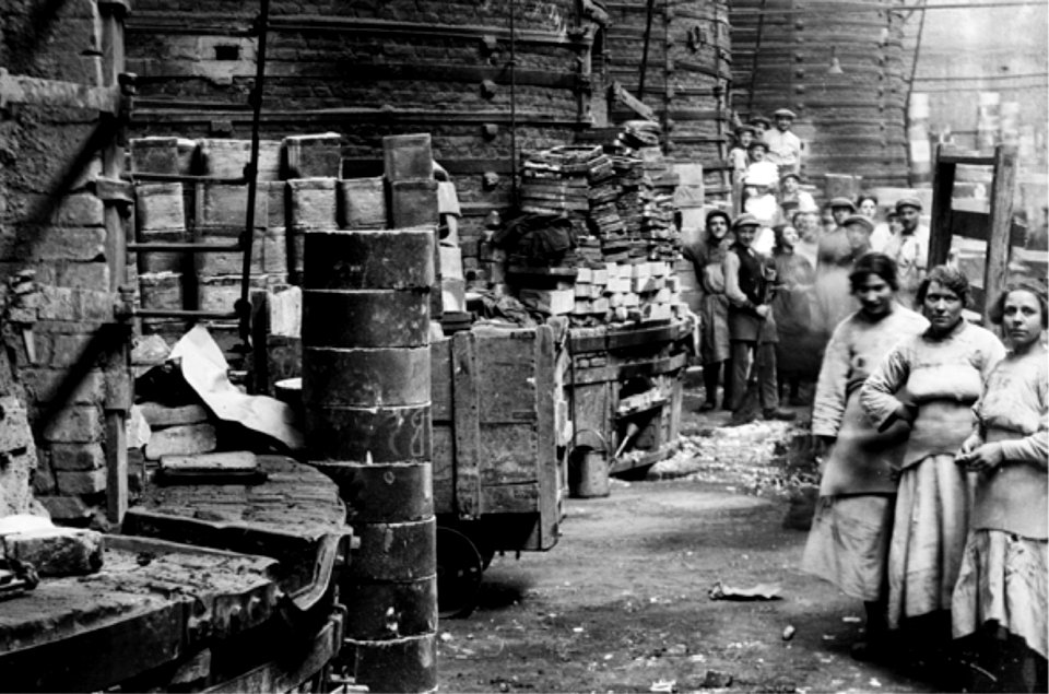 Sphinx-fabriek Maastricht, arbeiders bij de ovens