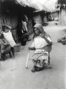 Spinnande kvinna på bygata. Hon spinner bomullstråd. San Blas. Panama - SMVK - 004454 photo