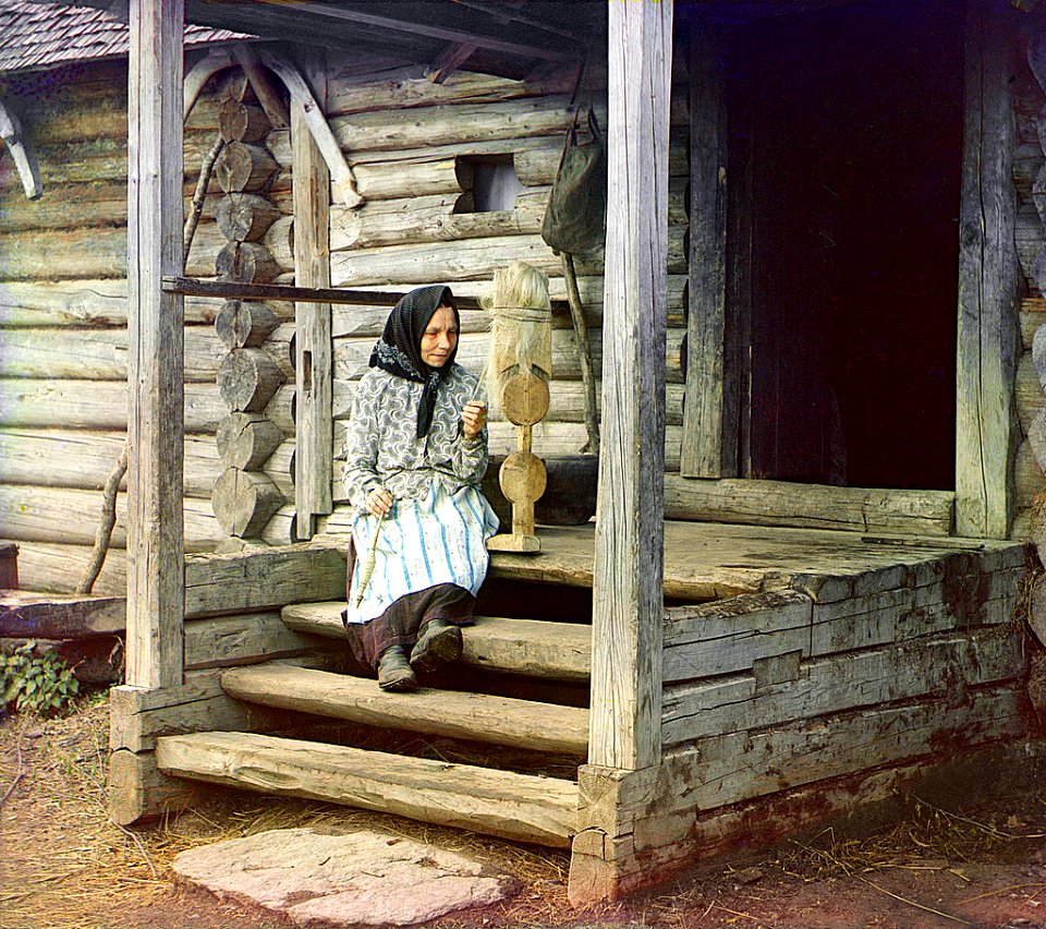 Spinning yarn. In the village of Izvedovo -03900-03941v