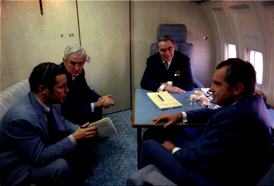 Spirit of 76 enroute to San Clemente, California, with General Secretary Brezhnev - NARA - 194524
