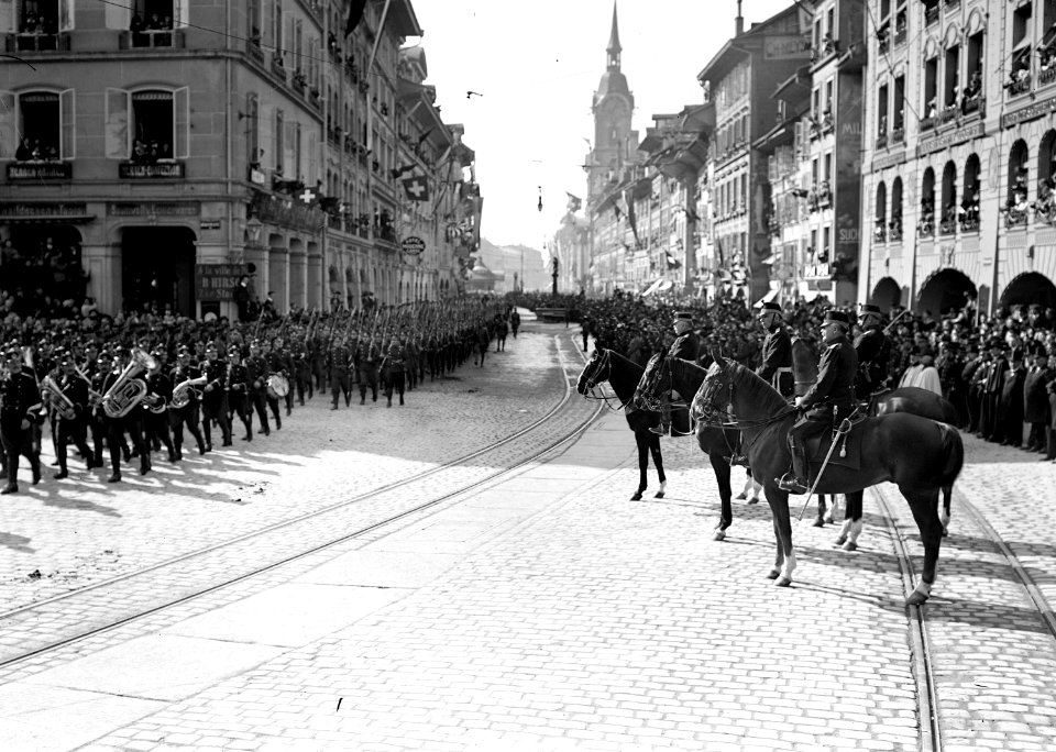 Spitze eines Bataillons beim Defilee vor Generalstab - CH-BAR - 3238242
