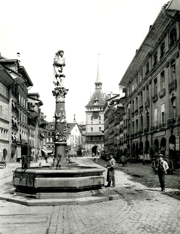 Spitalgasse, Pfeiferbrunnen und Käfigturm
