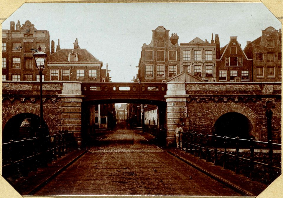 Spoorweg-Viaduct tussen de Haarlemmer Houttuinen en het voormalig Bickersplein, richting Buiten-Oranjestraat Het spoo 010094000524