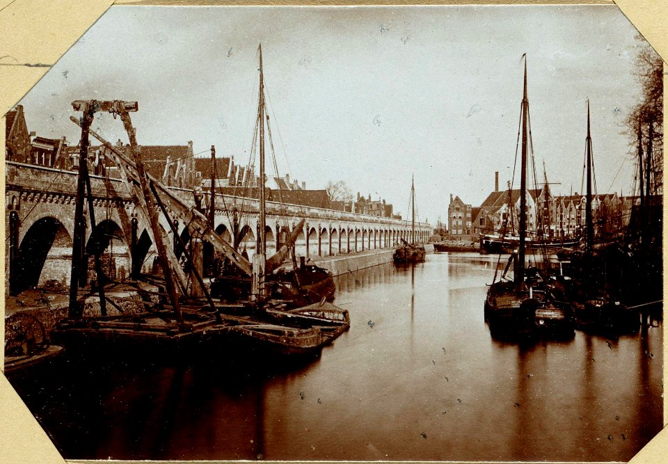 Spoorweg Viaduct, langs het Bickers-Eiland Eilandsgracht gezien naar de Nieuwe Teertuinen Links de daken van de Haarl 010094000525