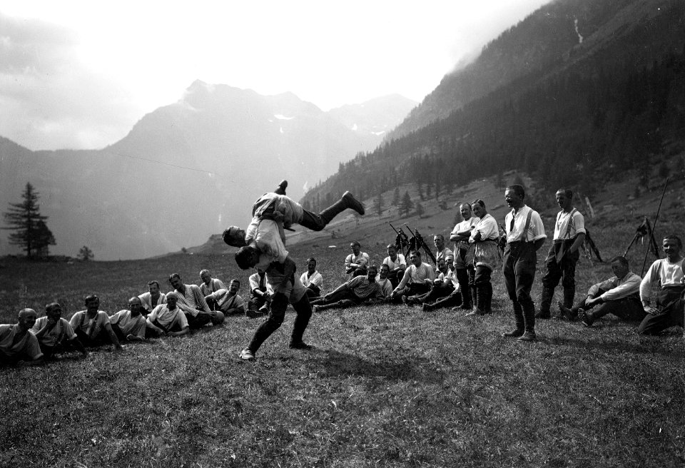 Sportliche Ertüchtigung mit Schwingen - CH-BAR - 3238928