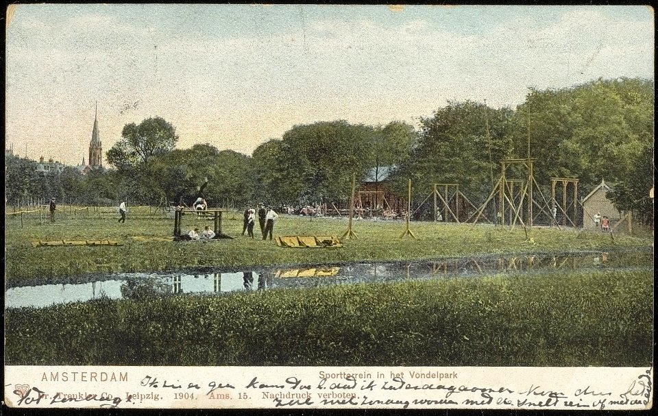 Sportterrein in het Vondelpark met op de achtergrond de Vondelkerk. Uitgever Dr. Trenkler Co. Leipzig, Afb ANWU01771000002