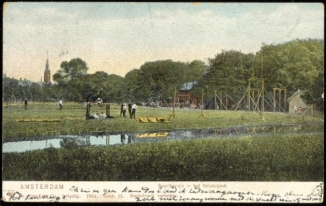 Sportterrein in het Vondelpark met op de achtergrond de Vondelkerk. Uitgever Dr. Trenkler Co. Leipzig, Afb ANWU01771000002