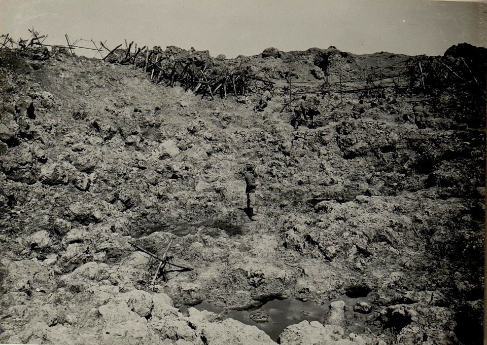Sprengtrichter am Kopf 363 südlich von Gebrow, (Feldwachabteilung) aufgenommen, 280 Schritte von den russischen Stellungen ebtfernt, aufgenommen am 3.VI. 1916 (BildID 15542037)