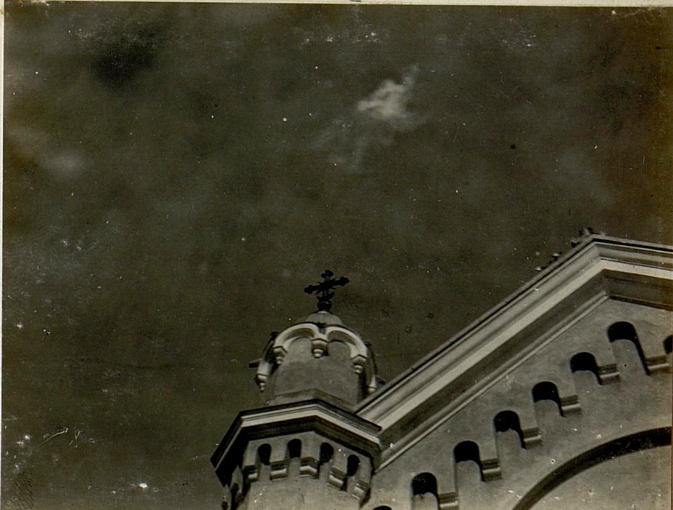 Sprengwolke über der Kirche in Slawsko. (BildID 15522841)