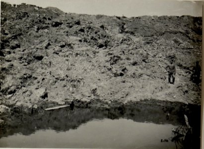 Sprengtrichter am Kopf 363 südlich von Gebrow, (Feldwachabteilung) aufgenommen 40 Schritte von den russischen Stellungen entfernt (BildID 15542030)