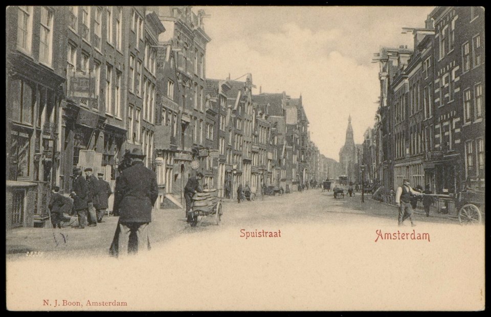 Spuistraat gezien vanaf het Spui voordat er een tram reed. Uitgave N.J. Boon, Amsterdam, Afb PBKD00364000005