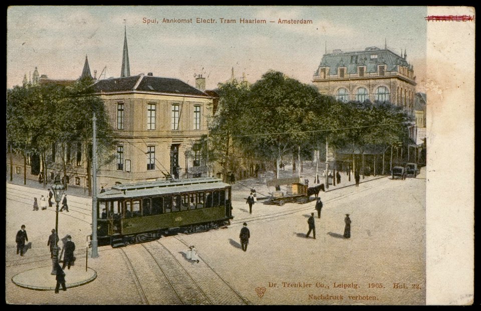 Spui met de tram tussen Amsterdam en Haarlem op de kruising met de Nieuwezijds Voorburgwal. Uitgave Dr. Trenkler Co. Den Haag, Afb PBKD00354000003