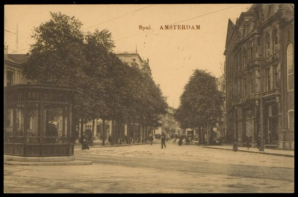Spui gezien vanaf het Singel richting Rokin. Links een wachthuisje van de tram. Uitgave N.V. De Bijenkorf, Amsterdam, Afb PBKD00354000005