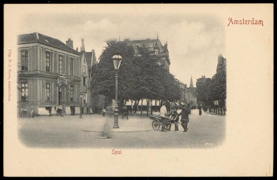 Spui richting Rokin met geheel links het hoekpand met de Nieuwezijds Voorburgwal