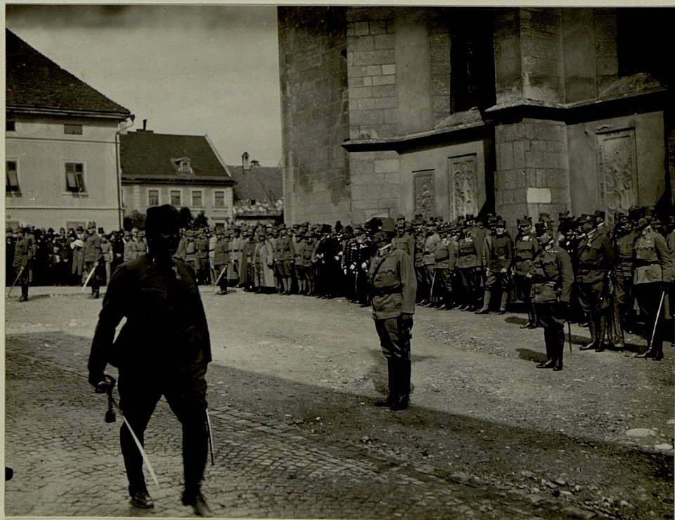 Sr. Exzellenz SCOTTI verlässt nach der Festmesse die Kirche. Aufgenommen am 18. August 1916. (BildID 15479894)