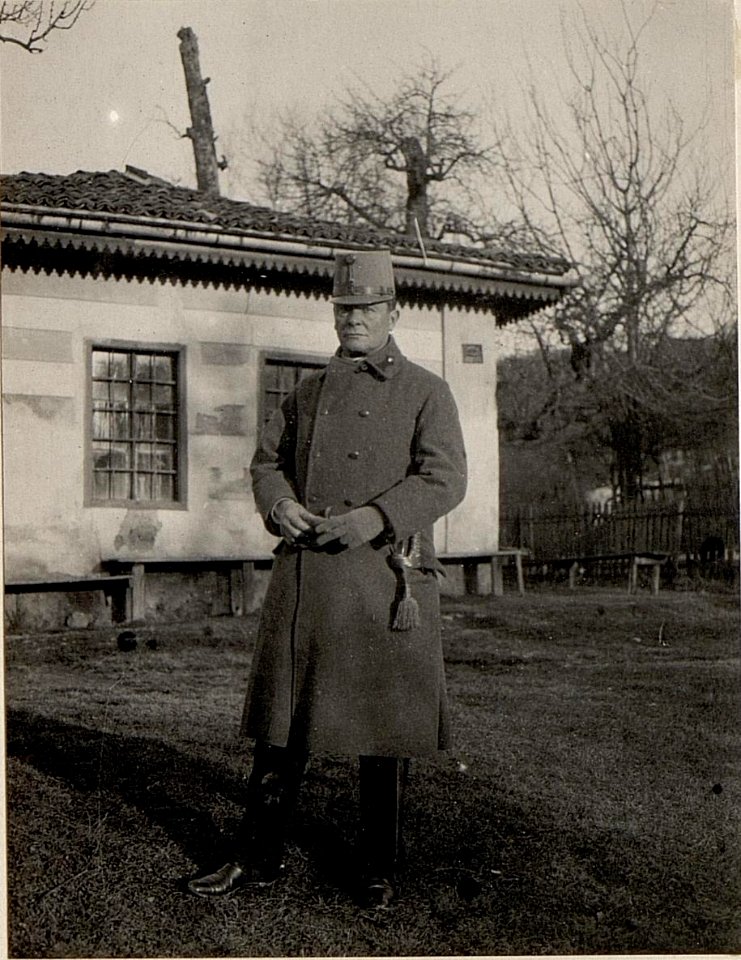 Sr. Exzellenz G.d.J von Kövess bei einem Spaziergange. Aufgenommen, am 25. Jänner 1916. (BildID 15532409)
