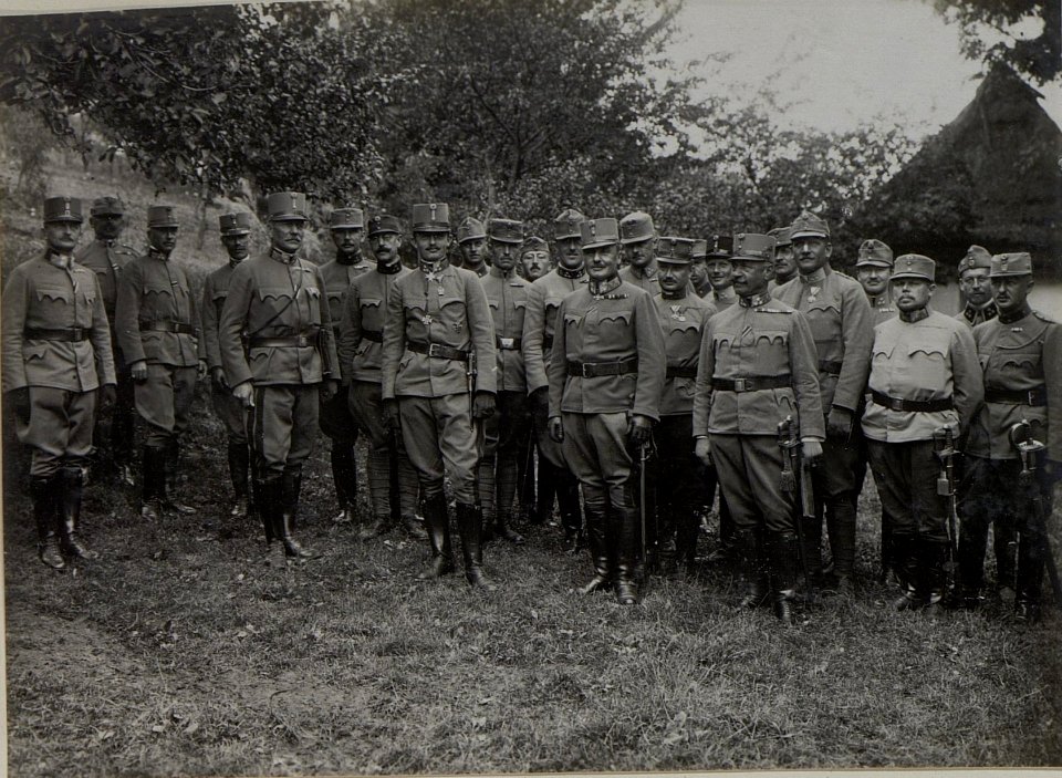Sr.k.u.k.Hoheit Erzh. KARL FRANZ JOSEF im Quartiere des 12. ITD. Kommandos in CHOCHOMOR am 22. VIII. 1916. (BildID 15451159)