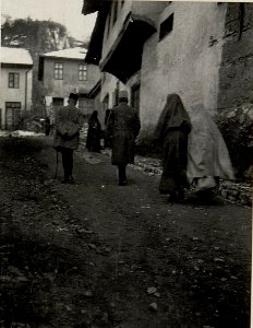 Sr. Exzellenz G.d.J von Kövess vor dem Kommandogebäude. Aufgenommen, am 25. Jänner 1916. (BildID 15532388)