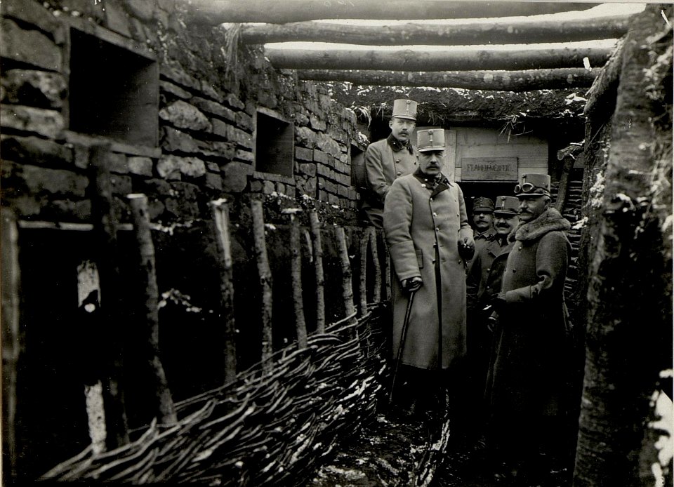 Sr. Exzl. Statthalter von Galizien GdI. von COLARD bei einem im Bau befindlichen Artillerie Beobachtungsstand der Division von SCHREITTER am 18. Februar 1916. (BildID 15534630)