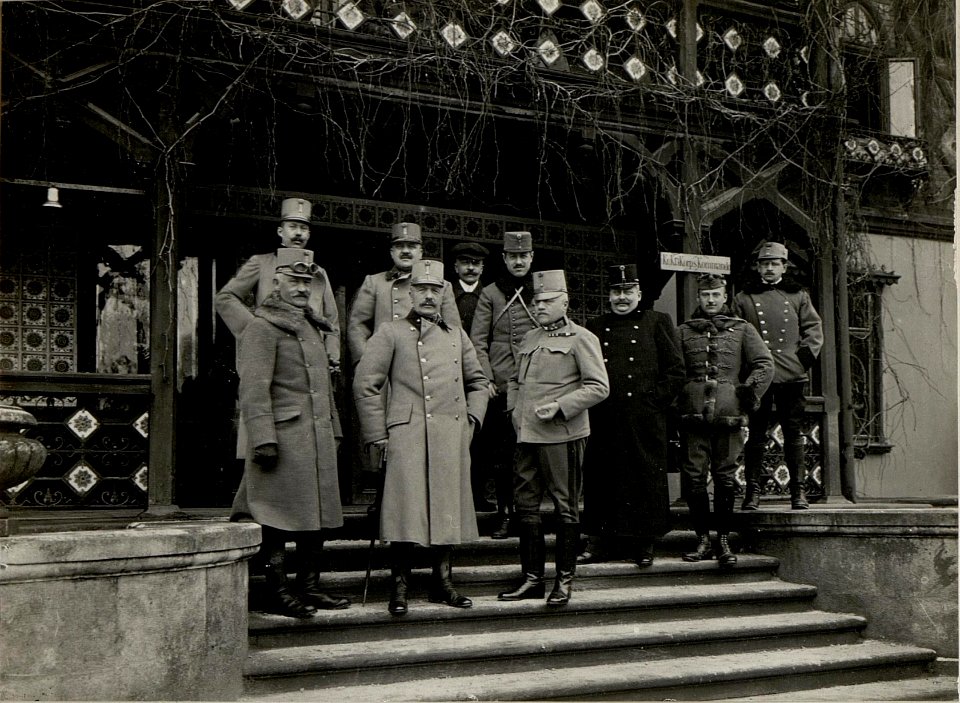 Sr. Exzl. Statthalter von Galizien G.d.I. von COLARD bei einem Besuche beim XIII. Korps Baron RHEMEN am 18.II.1916. (BildID 15534616)