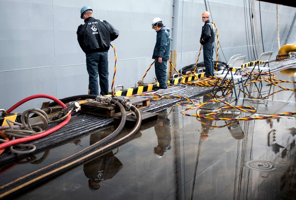 SRF-JRMC Divers work on the hull of USS Bonhomme Richard (LHD 6). 161220-N-WF272-119