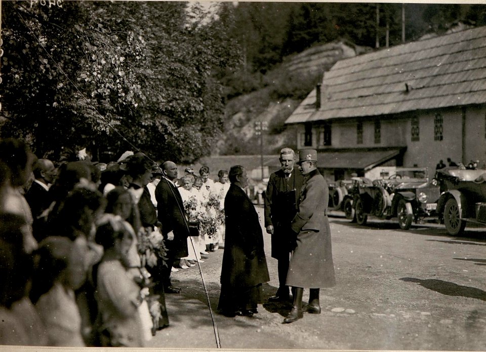 Sr.Majestät im Gespräche mit Hochw.Pfarrer und Bürgermeistr von Weissenfels. (4-6.1917.) (BildID 15798845)