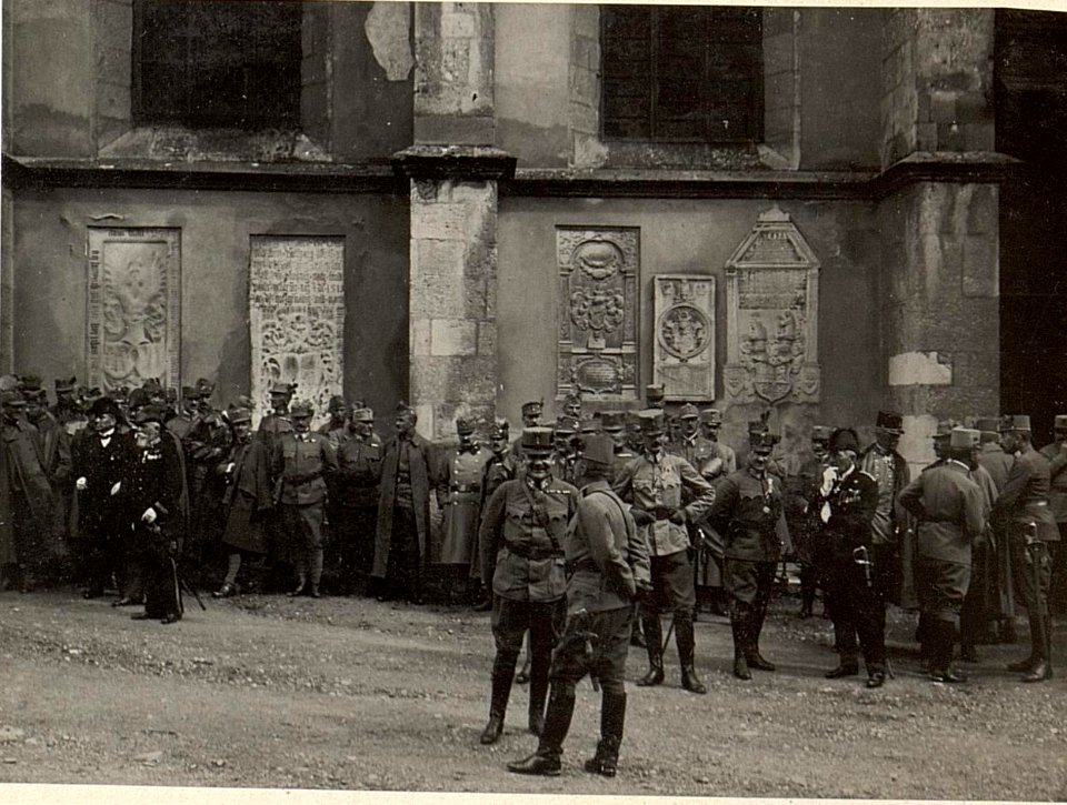 Sr. Exzellenz der Armeekommandant im Gespräche mit Oberst von SPITZMÜLLER. Aufgenommen am 18.August 1916. (BildID 15479873)