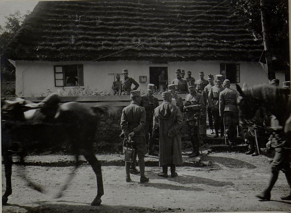 Sr.k.u.k.Hoheit Erzh. LEOPOLD SALVATOR im Quartiere des 12. ITD.Kommandos in CHOCHOMOR. Aufgenommen am 17.VIII.1916. (BildID 15451095)