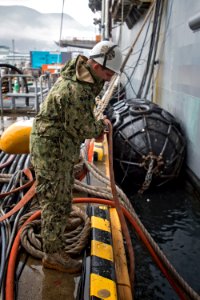SRF-JRMC Divers work on the hull of USS Bonhomme Richard (LHD 6). 161220-N-WF272-109