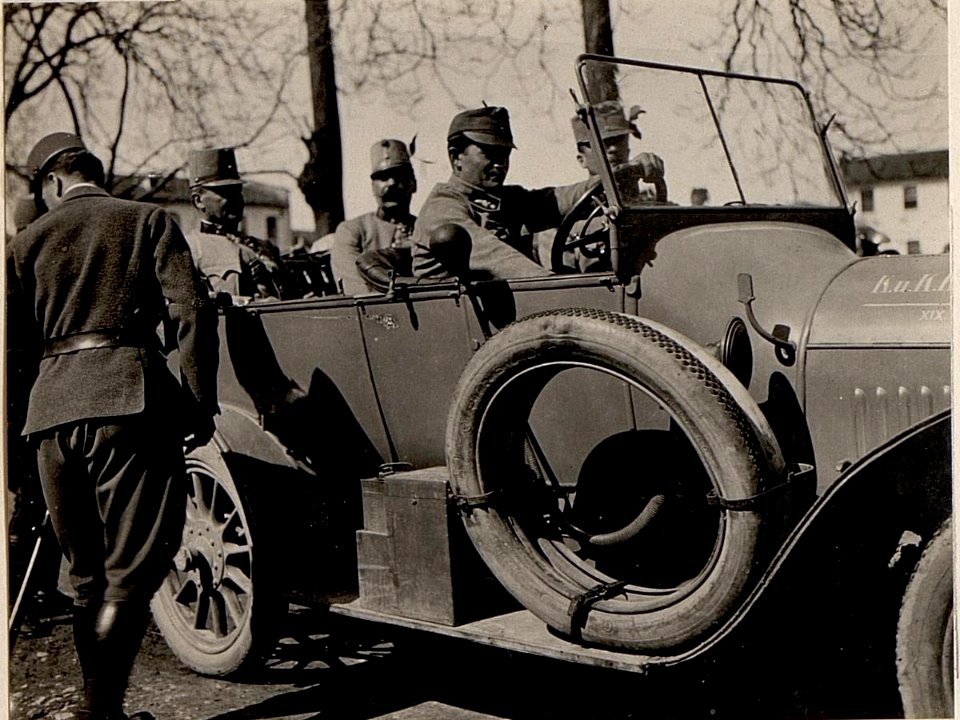 Sr. Exzl. von KÖVESS und Korpskommandant v. TROLLMANN. Aufgenommen in Skutari am 14. März 1916. (BildID 15533123)