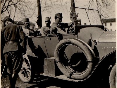 Sr. Exzl. von KÖVESS und Korpskommandant v. TROLLMANN. Aufgenommen in Skutari am 14. März 1916. (BildID 15533123)