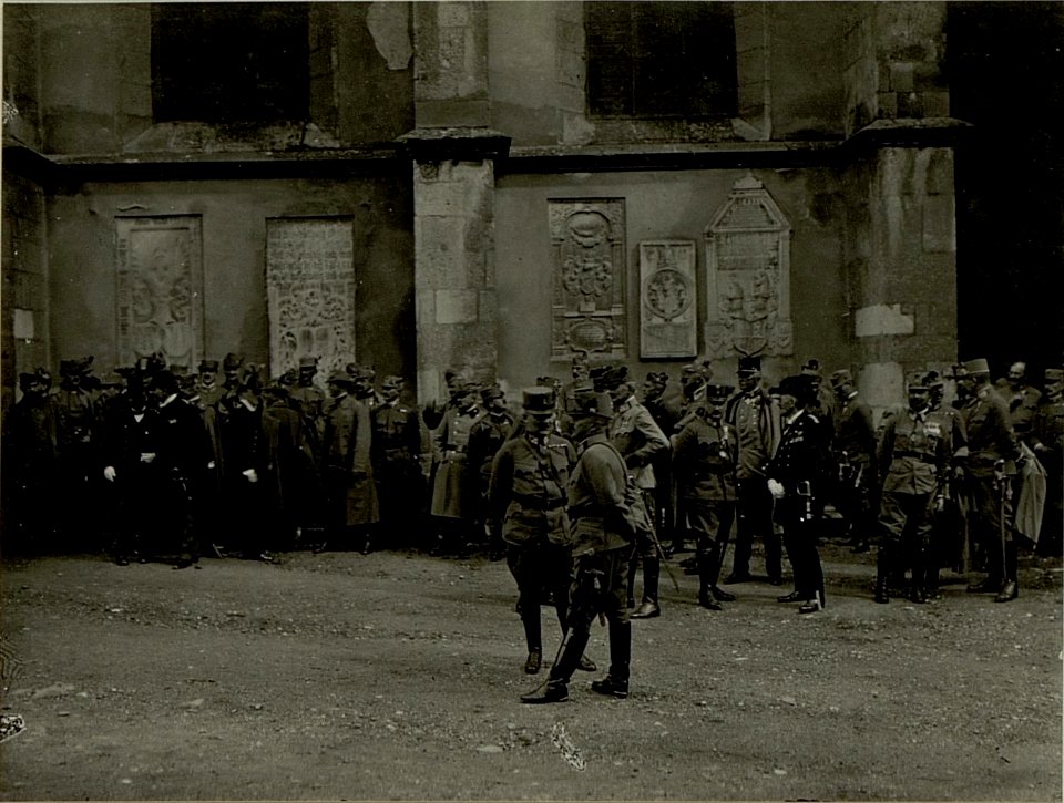 Sr. Exzellenz der Armeekommandant im Gespräche mit Oberst von SPITZMÜLLER. Aufgenommen am 18.August 1916. (BildID 15479880)