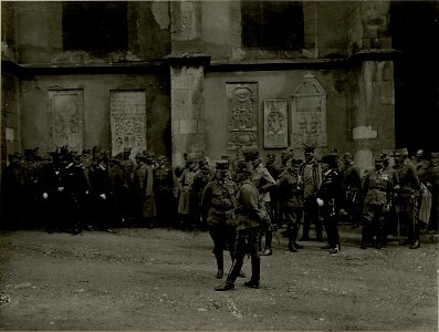 Sr. Exzellenz der Armeekommandant im Gespräche mit Oberst von SPITZMÜLLER. Aufgenommen am 18.August 1916. (BildID 15479880)