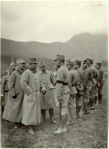 Sr. k.u.k.Hoheit inspiziert die 48. ITD. Im Gespäch mit einem Offizier des Lst.Bataillons Nro. 13. Standpunkt, Laas. Aufgenommen, am 23. SEptember 1915. (BildID 15460370)