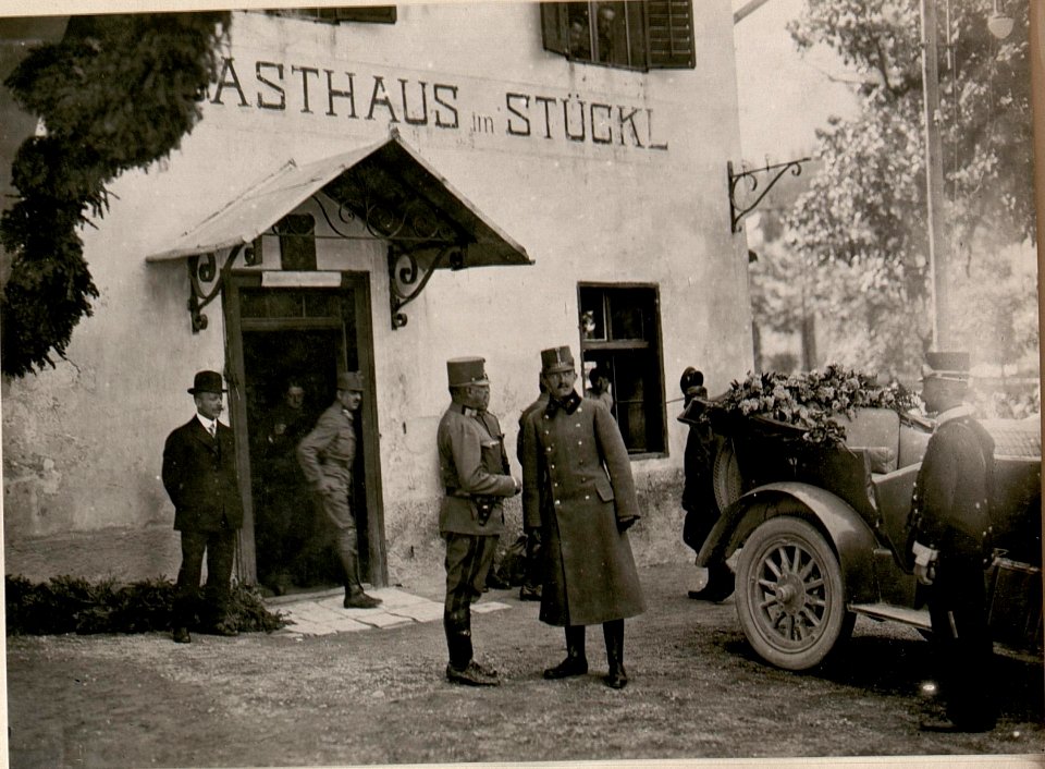 Sr.Majestät im Gespräch mit Sr.Exzllz.Armee Komdt G.O.v.Krobatin (4-6.1917.) (BildID 15798859)