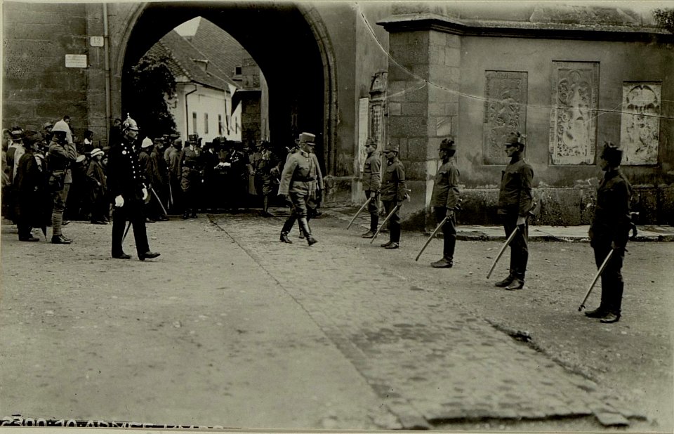 Sr. Exzellenz SCOTTI verlässt nach der Festmesse die Kirche. Aufgenommen am 18. August 1916. (BildID 15479887)