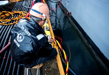SRF-JRMC Divers work on the hull of USS Bonhomme Richard (LHD 6). 161220-N-WF272-102