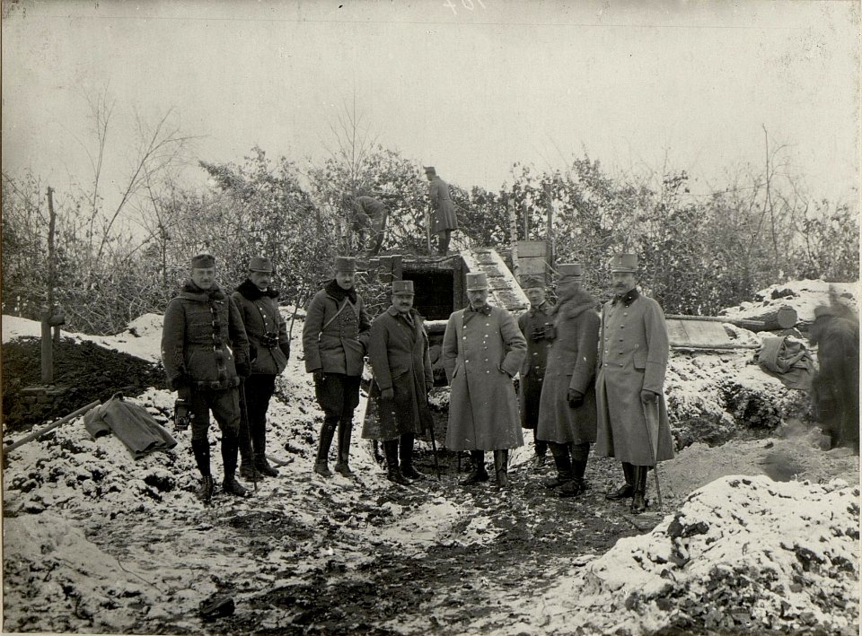 Sr. Exzl. Statthalter von Galizien GdI. von COLARD im Schützengraben der Division von SCHREITTER am 18.II.16. (BildID 15534623)