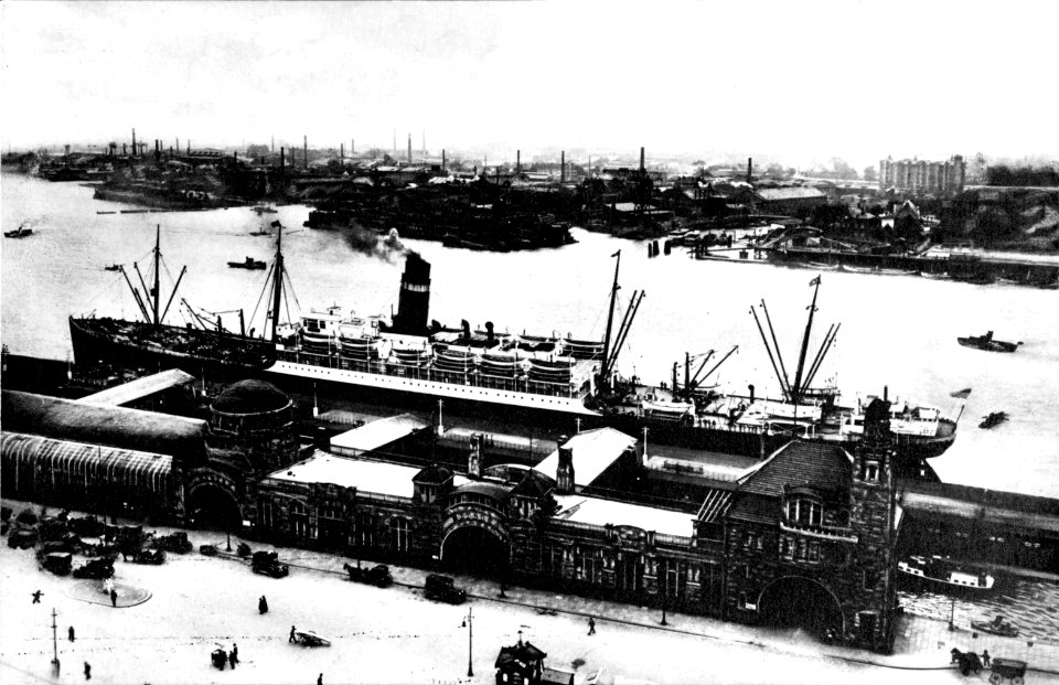SS Mongolia at St. Pauli Landungsbrücken, Germany, between 1920 and 1923 (NH 105919)