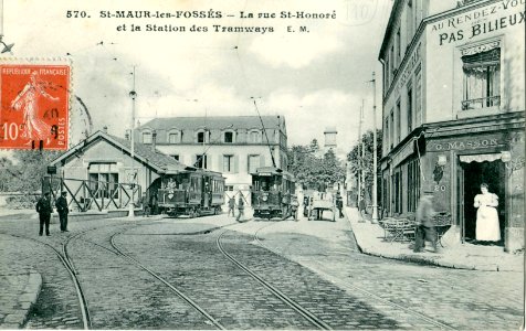 ST MAUR DES FOSSES - La rue Honoré et la station des Tramways